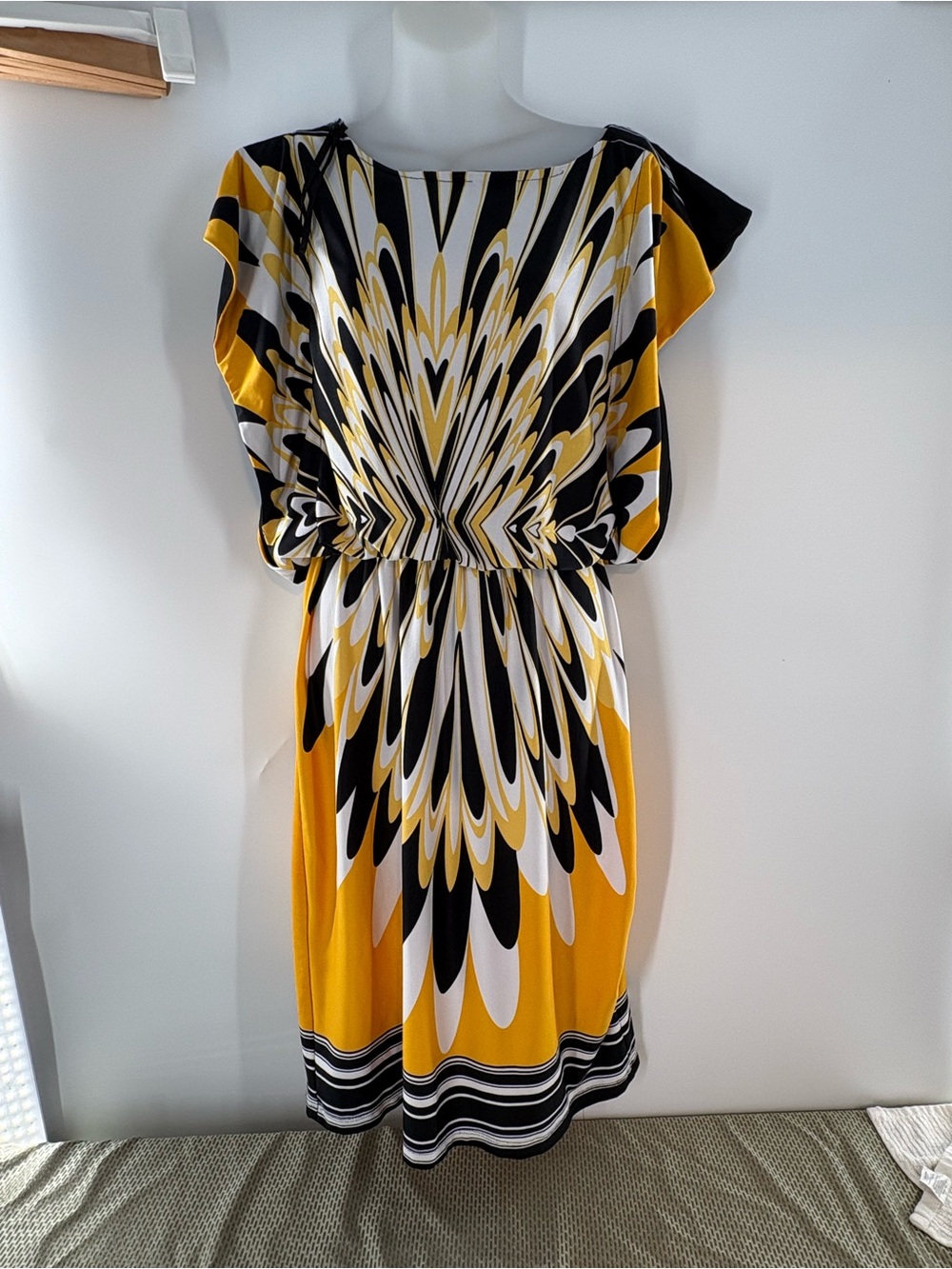 Olivia Matthews Geometric Abstract Dress Yellow Black White Flutter Sleeve Sz 8